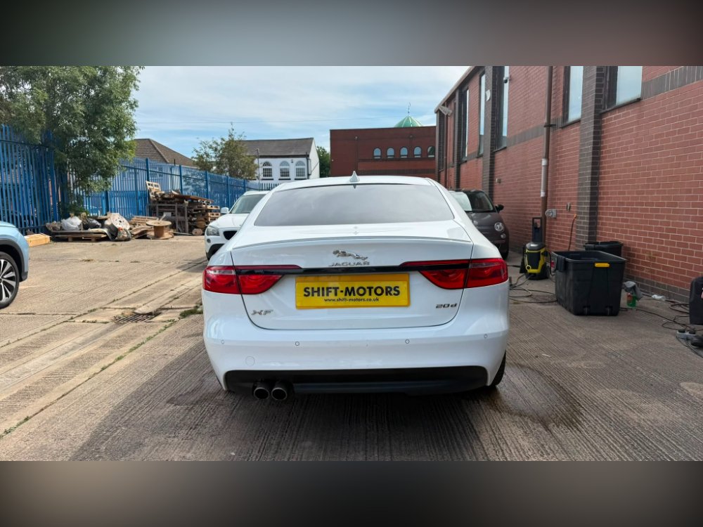 White 2016 Jaguar XF 2.0d R-Sport Saloon 4dr Diesel Auto Euro 6 s/s 180 ps in LEICESTER