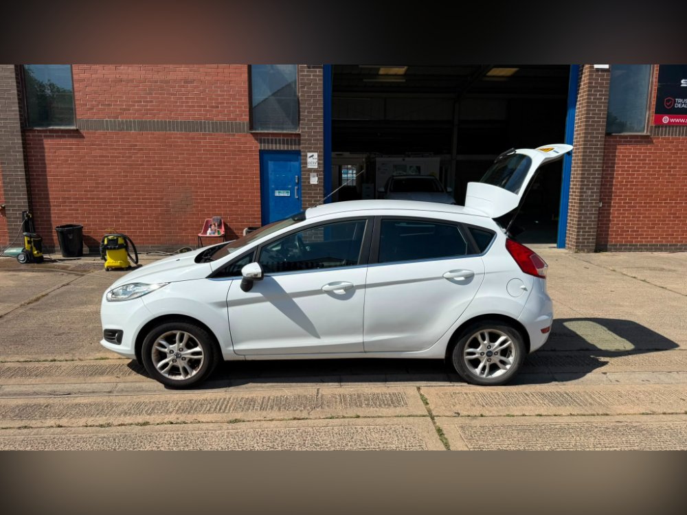 White 2015 Ford Fiesta 1.0T EcoBoost Zetec Hatchback 5dr Petrol Manual Euro 6 s/s 100 ps in LEICESTER