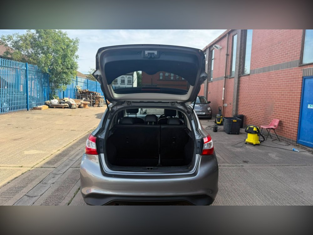 Grey 2017 Nissan Pulsar 1.2 DIG-T N-Connecta Hatchback 5dr Petrol Manual Euro 6 s/s 115 ps in LEICESTER