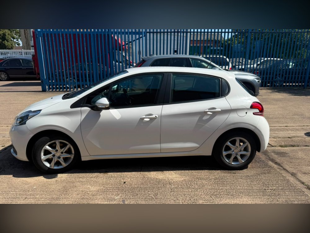 White 2017 Peugeot 208 1.6 BlueHDi Active Hatchback 5dr Diesel Manual Euro 6 75 ps in LEICESTER