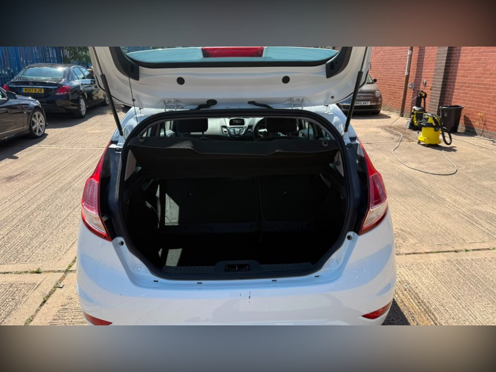 White Ford Fiesta 1.0T EcoBoost Zetec Hatchback 5dr Petrol Manual Euro 6 s/s 100 ps